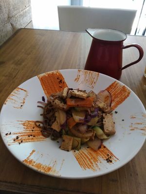 main - wok with tofu at Quinoa Arago Vegetaria in Barcelona