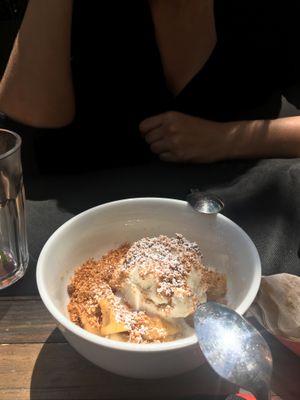 Crumble de manzana con helado (vegano) at Quinoa Arago Vegetaria in Barcelona