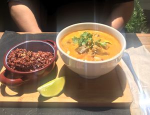Thai curry con arroz rojo biológico  at Quinoa Arago Vegetaria in Barcelona