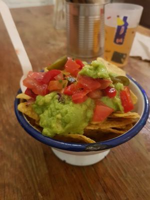 Guac and nachos at Quinoa Arago Vegetaria in Barcelona