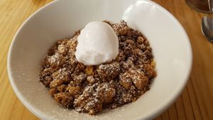 Apple crumble with ice cream at Quinoa Arago Vegetaria in Barcelona