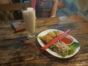Spring rolls and pineapple shake at Na's Kitchen in Pai