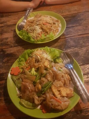 Pad thai and pad see ew at Na's Kitchen in Pai