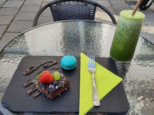 Brownie, blue macarons (with peanutbutter filling) and a kale-pineapple smoothie at Sorrir in Wroclaw