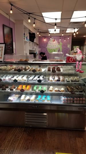 Cupcakes and donuts #Veganuary at Mo'Pweeze Bakery in Denville