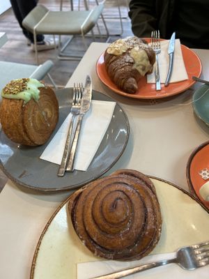 Cinnamon roll, Roll al pistacchio e croissant alle mandorle   at Arapina in South East London