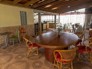 Vista parcial do interior do restaurante, com o bufê ao fundo. Além desta mesa há outra maior ainda à direita (não na fotografia) para umas 10 pessoas.   at Harmonia Restaurante Natural in Rio Grande