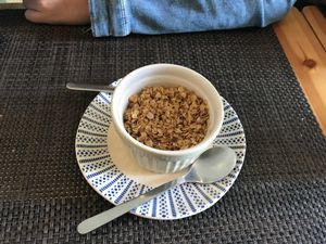 Pêras caramelizadas com aveia at Bruta Flor in Lisbon