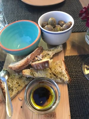Bread and oil at Bruta Flor in Lisbon