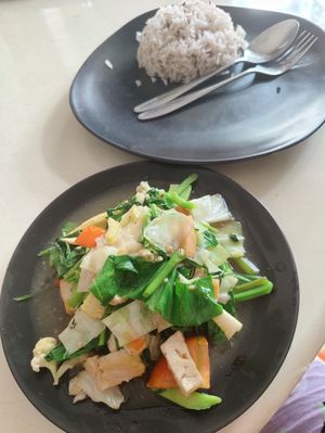 Stir fry vegetables with tofu and rice at Blue Juice in Krabi
