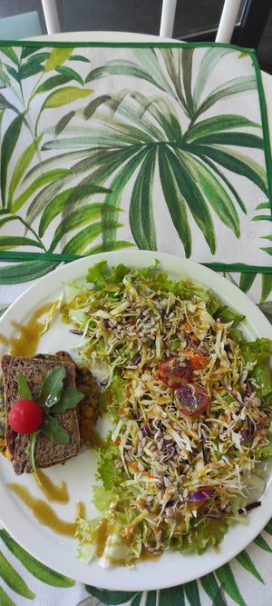 Plato de burger con ensalada at Ekvilibro in Sintra