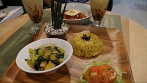 bibimap and air fried tofu with smoothies at Lun-Haw Vegan Cafe in Cebu