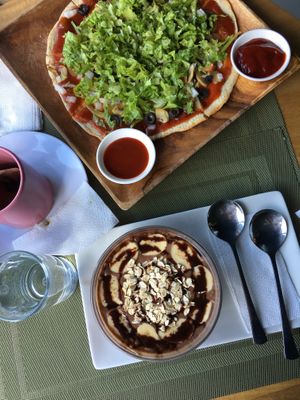Pizza and smoothie bowl at Lun-Haw Vegan Cafe in Cebu