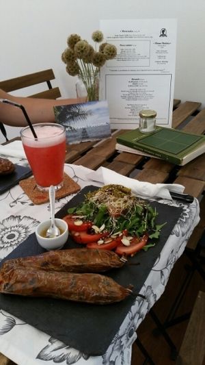 saucisse végétale aux champignons, salade de roquette et tomates avec graines germées - Smoothie Ananas fraise  at A Mulata in Aveiro