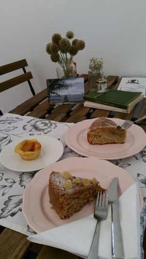 Desserts vegan (gâteau à la menthe - gâteau au gingembre et enfin spécialité portugaise version vegan) at A Mulata in Aveiro