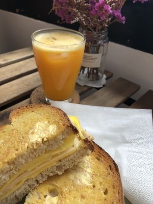 Vegan toasta mista & sumo de laranja  at A Mulata in Aveiro