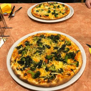 Pizza with broccoli, spinach, garlic and vegan cheese on top at Pizzeria Bollywood in Hagen