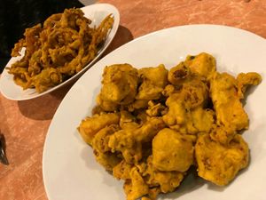 Vegan starters...fried onions and fried cauliflower /potatoes at Pizzeria Bollywood in Hagen