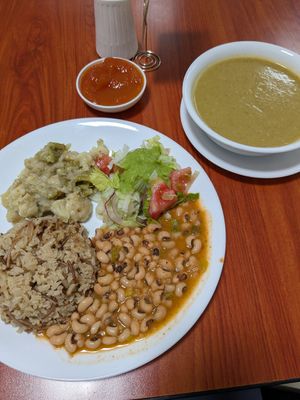 Cream of vegetable soup, Black eyed peas, salad, rice, broccoli and cauliflower with white sauce at Soy Vida - Galerías in Bogota