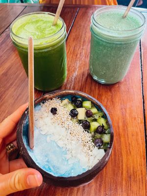 Smoothies and a blue spirulina smoothie bowl  at Fresco Habito in Playa Del Carmen