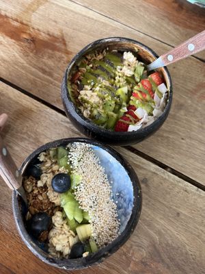 Azul and Matcha bowl  at Fresco Habito in Playa Del Carmen