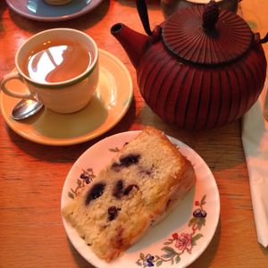 Vegan lemon & blueberry cake (& “The Tea With No Name”) at Red Door Cafe in South East London