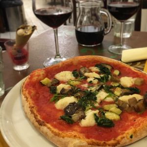 Vegan vegetariana pizza at Sciue Sciue in Florence