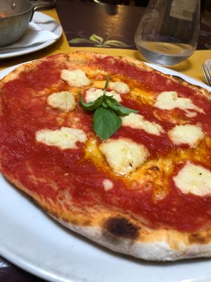Pizza margherita with housemade vegan mozzarella (soy milk + yogurt) at Sciue Sciue in Florence