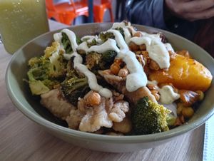 Base de tallarines, orellanas apanadas, tofu con cebolla y pimentón, brócoli, garbanzos crocantes, plátano y bebida de gulupa, menta y jengibre. at Pot in Bogota