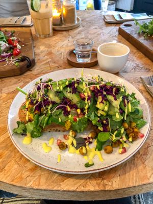Avocado toast met kerrie hummus, kikkererwten en rauwkost  at By-Kees in Heerenveen