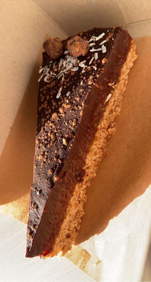 Choco banana fudge taartje met banaan-dadels-havermout 😍 at By-Kees in Heerenveen