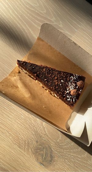 Choco banana fudge taartje met banaan-dadels-havermout 😍 at By-Kees in Heerenveen
