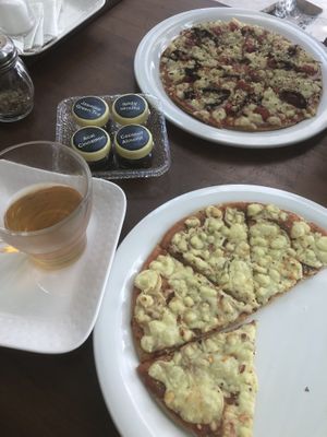 Wow amazing vegan pizza at Rare Earth Cafe & Organic Store in Mumbai