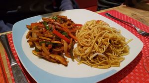 Noodle and seitan at Healthy Lovers in Madrid