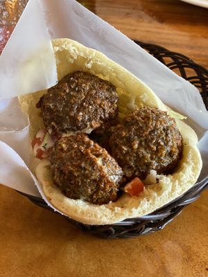 Sandwich de hummus + bolas de falafel at Falafel Bar in Tamarindo