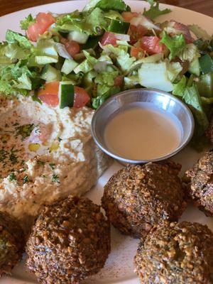 Plato de falafel y hummus at Falafel Bar in Tamarindo