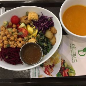 Bol La Diva Indienne avec soupe du jour at Delicieux Veg Fusion Cafe in Montreal