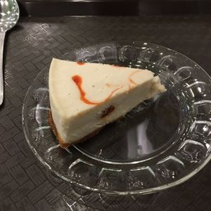 Gâteau faux-mage citron et baies de Goji at Delicieux Veg Fusion Cafe in Montreal