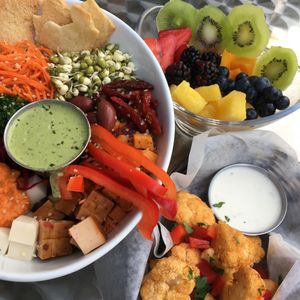 Bol Revitalise-moi, Bouchées de chou-fleur et bol de fruits frais (sans granola) at Delicieux Veg Fusion Cafe in Montreal