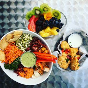 Bol Revitalise-moi, Bouchées de chou-fleur et bol de fruits frais (sans granola) at Delicieux Veg Fusion Cafe in Montreal