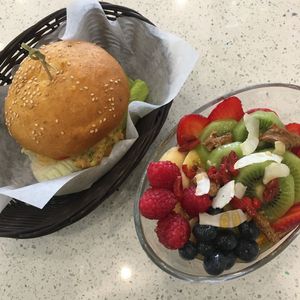 Sandwich aux faux œufs et Bol de Qi Chi Puissance at Delicieux Veg Fusion Cafe in Montreal