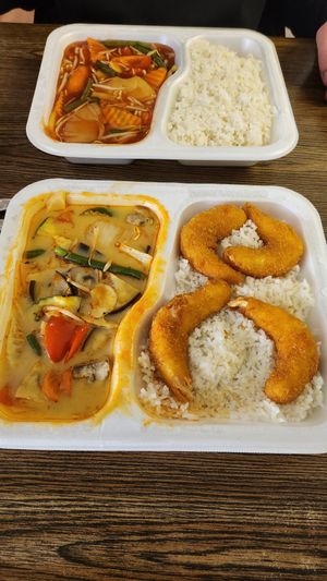 Shrimps mit gelbem Curry (vorne), Gemüse in Süß-Sauer-Soße (hinten) at Vegan Express in Leipzig