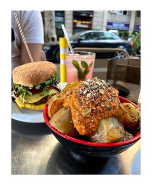 Burger, patatas y terraza at Jonny Aldana in Barcelona