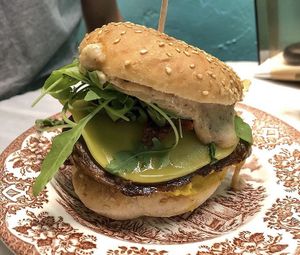 Burguer de no pollo amb mole de pèsols, alga wakame,
col i formatge vegà, textura de la burguer increible.  at Jonny Aldana in Barcelona