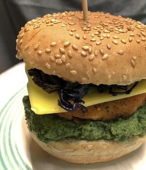 Burguer de seità rostit, hummus amb curcuma, tomaquet
sec, rúcula i formatge vegà.  at Jonny Aldana in Barcelona