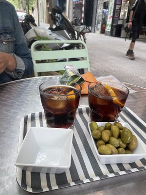 Vermut y olivas   at Jonny Aldana in Barcelona
