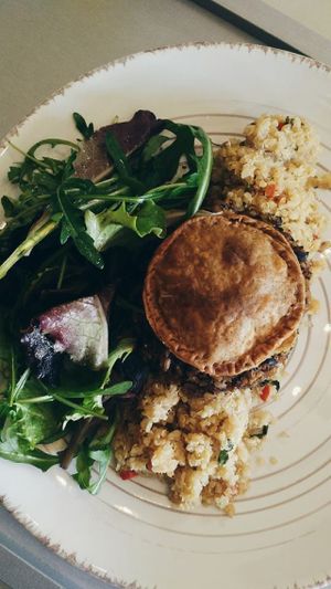 Empada de legumes e caril em cama de quinoa at Espaco Portal in Maia
