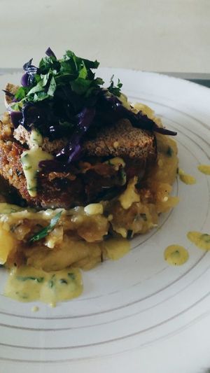 Hamburguer de alheira com molho de mostarda at Espaco Portal in Maia