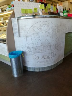 Sopra l'angelo si possono notare confezioni di biscotti, alcuni vegani. Ho assaggiato quelli con le gocce di cioccolato. Molto friabili at Pasticceria Da Angelo in Selvazzano Dentro