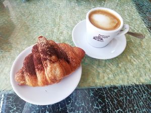 Cappuccino di soia e brioche al cioccolato at Pasticceria Da Angelo in Selvazzano Dentro